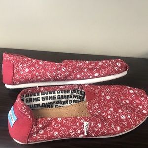 Red toms with game designs size 8 in women’s